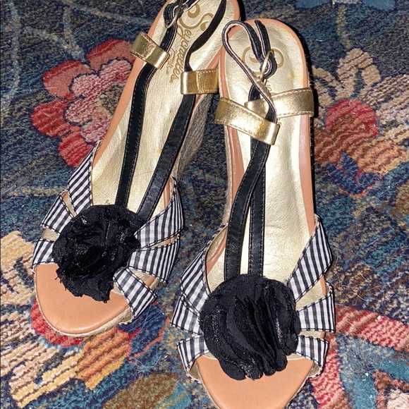 Black and White Check Wedge with Flower - Picture 1 of 3